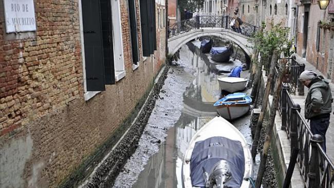 “超级蓝血月”惹的祸？意大利著名水都威尼斯河道干涸