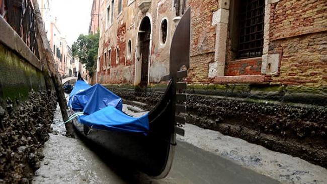 “超级蓝血月”惹的祸？意大利著名水都威尼斯河道干涸