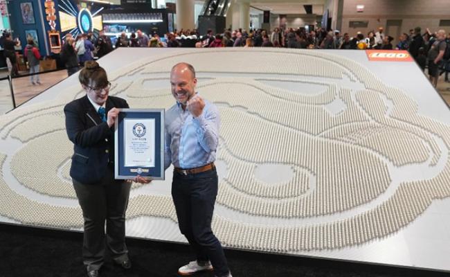 吉尼斯世界纪录大全的代表向LEGO的代表颁发证书。