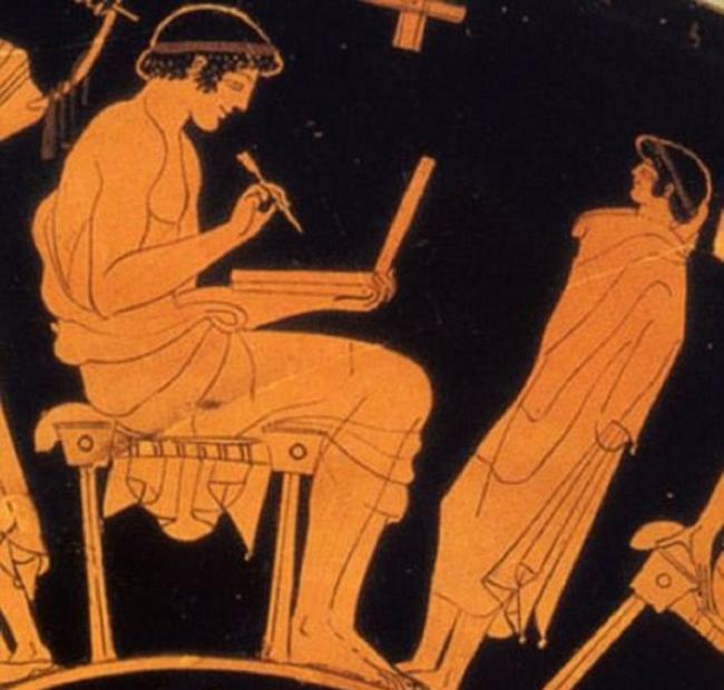 阴谋论者指古希腊人使用蜡板时一般会拿着笔，但雕塑中的妇人没有。
