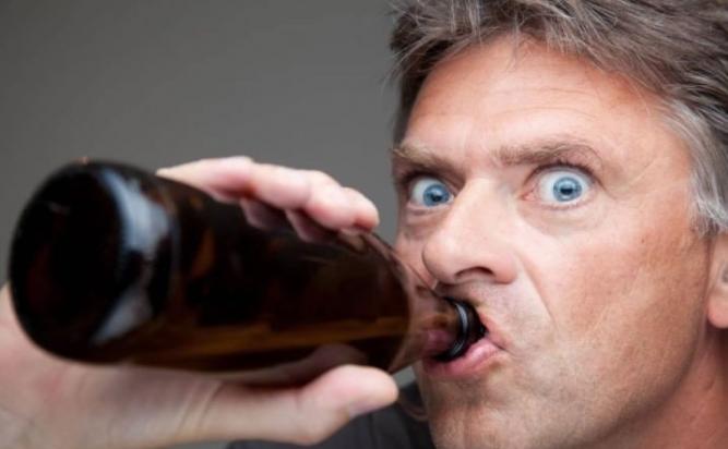 研究指，有漂亮蓝眼的人倾向依赖酒精。