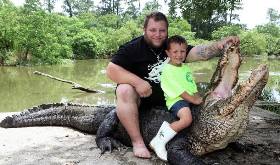 美国5岁男孩坐鳄鱼身上无惧色