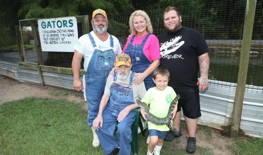 经营美国路易斯安那州鳄鱼农场的一家人
