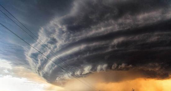 超级雷雨胞在美国“龙卷风走廊”形成时的骇人景象