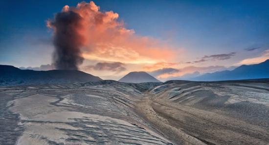 印尼婆罗摩火山喷发的壮观景象