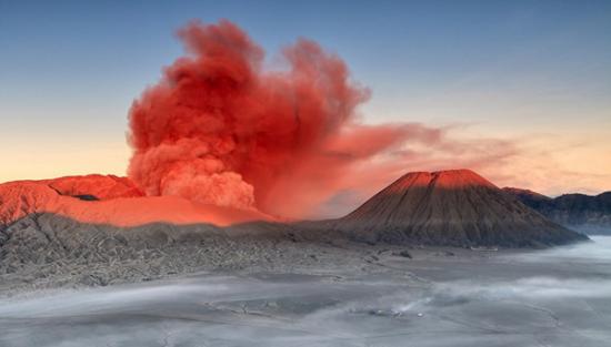 印尼婆罗摩火山喷发的壮观景象
