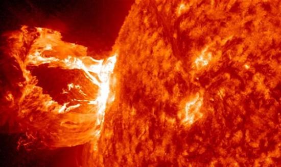 太阳活跃程度高峰期出生的人会较短命。图为太阳活动较多的周期。