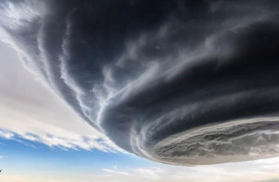 超级雷雨胞在美国“龙卷风走廊”形成时的骇人景象