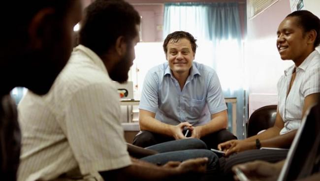 肯道尔和他学生在巴布亚新几内亚的莫勒斯比港医院（Port Moresby Hospital）谈话。 PHOTOGRAPH BY JULIAN KINGMA, R