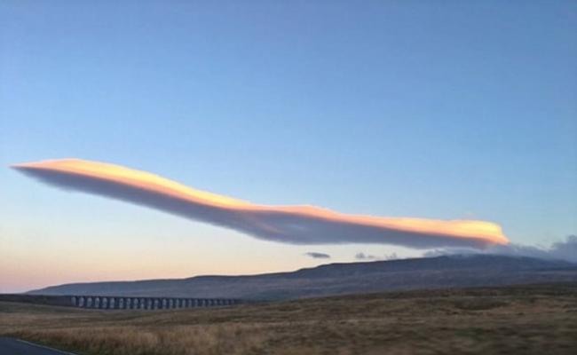 英国北约克郡天空现怪云 形状如超音速喷射机