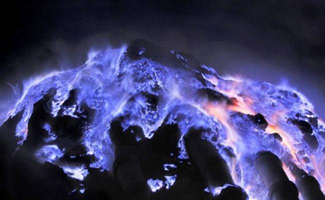 印尼东爪哇卡瓦伊真火山喷诡异蓝火焰