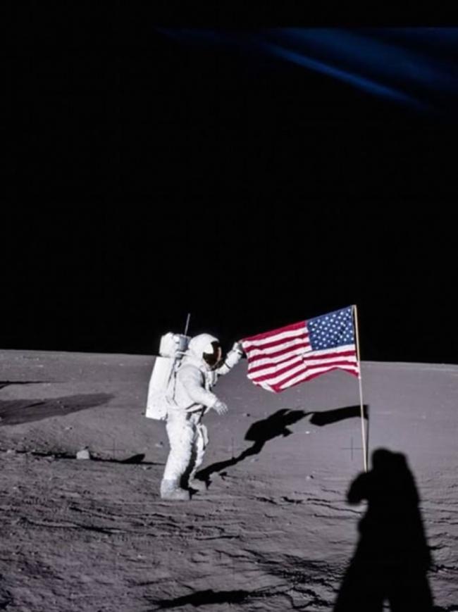 阿波罗12号太空人比恩在月球插上美国国旗。