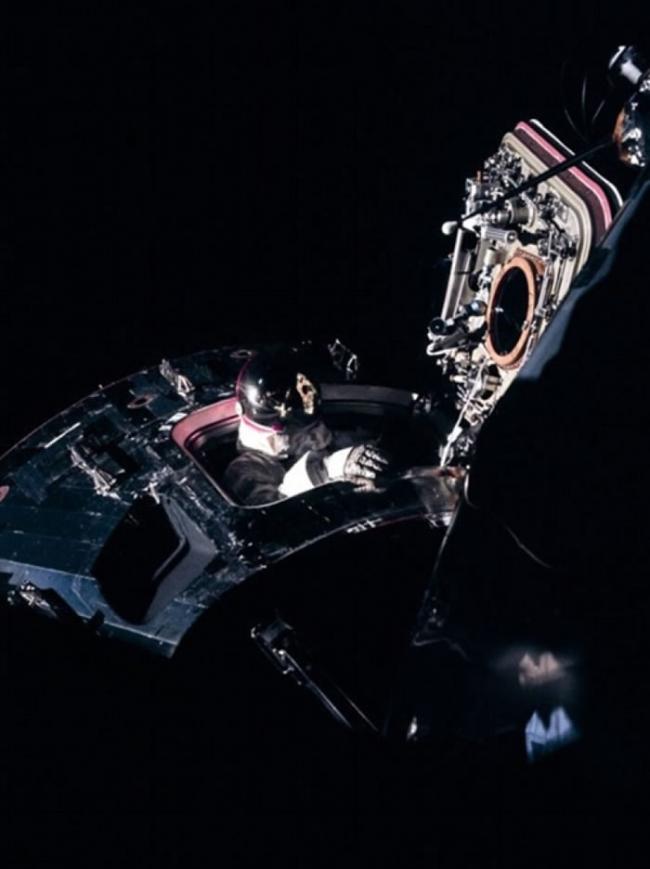 阿波罗9号太空人斯科特进行出舱活动。