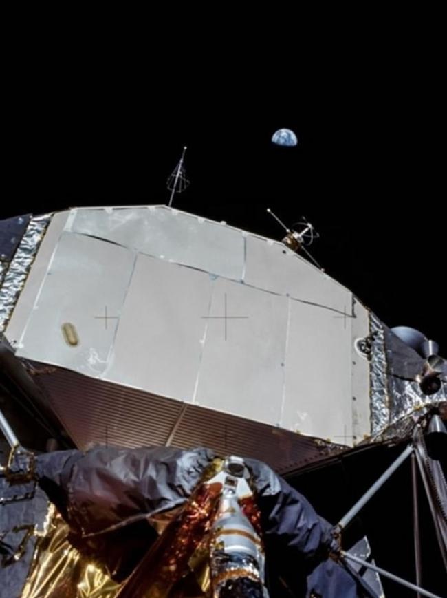 从阿波罗11号登月舱，拍摄远处的地球。