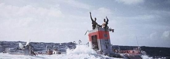 1960年1月，皮卡尔和沃尔什结束马里亚纳海沟探险后浮出海面，钻出“的里雅斯特”号潜艇