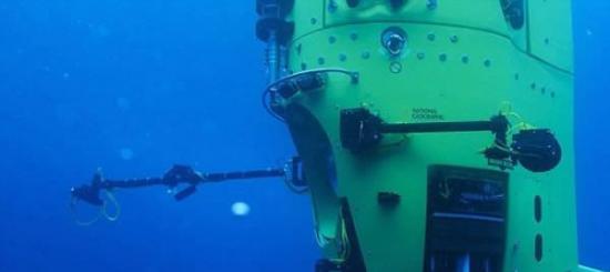 卡梅隆是50年来第一个潜入马里亚纳海沟深度接近7英里(约合11公里)的人