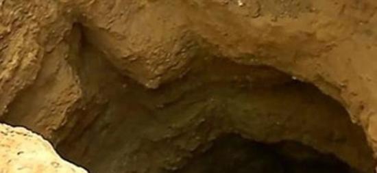 此前考古人员在大型土堆附近挖掘出一个非常深的洞穴