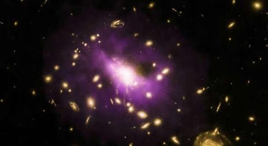RX J1532.9 3021是个质量巨大的天体集群，在其中央星系中潜伏着一个巨型黑洞，可释放出强大的喷流