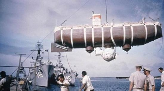 “的里雅斯特”号潜艇被吊上关岛阿帕拉港码头，正是这艘潜艇搭载雅克-皮卡尔和唐-沃尔什潜入马里亚纳海沟。他们是潜入马里亚纳海沟沟底的第一人