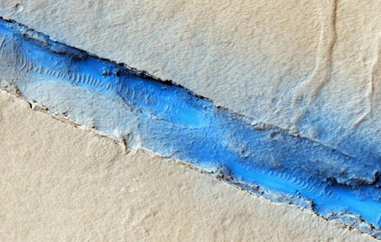 美国宇航局公布火星科柏洛斯槽沟一条裂缝的照片