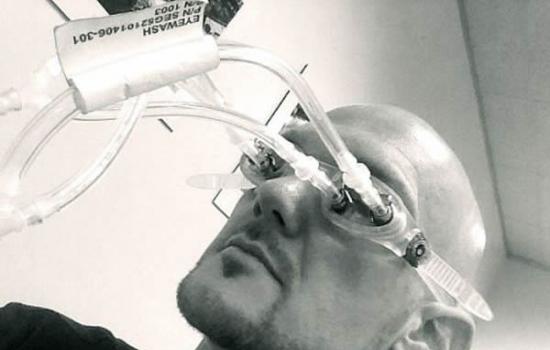 美国宇航局的约翰逊航天中心，欧洲航天局宇航员亚历山大-格斯特正在测试一种专门用来清洗眼睛的太空眼镜