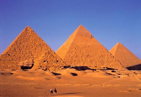 到目前为止，有138座埃及金字塔被发现，著名的吉萨金字塔位于开罗郊区