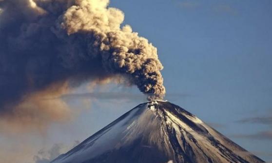 俄罗斯堪察加半岛上的舍维留奇火山发生强烈爆发