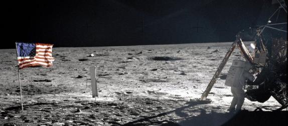 美国1969年成功登月标志着与苏联太空竞争的一大胜利