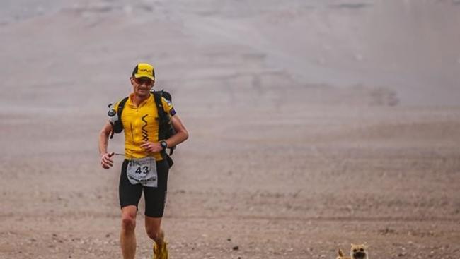 英国马拉松选手在中国戈壁沙漠进行比赛遇到流浪狗陪伴 比赛结束要带回家