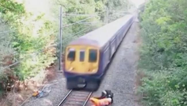 疑是英国铁路工人飞身扑救醉酒男子 影片真伪成疑