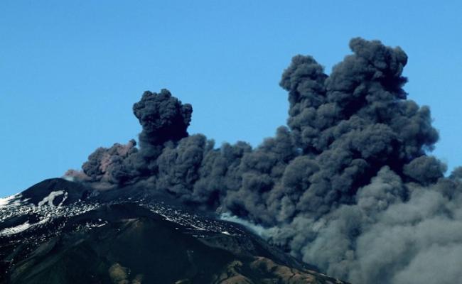 埃特纳火山爆发录130次地震 附近机场关闭