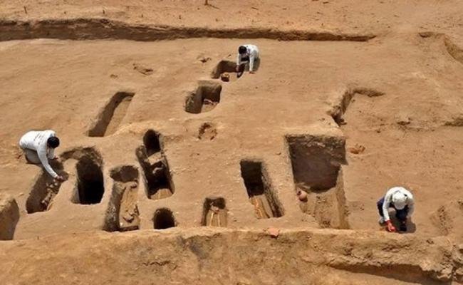 考古学家于兰巴耶克的古庙遗址发现多个墓地。