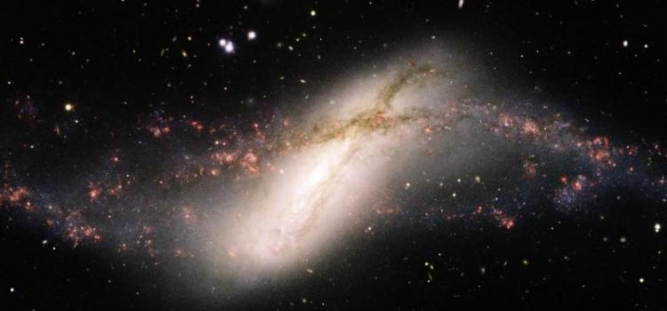 距离地球4200万光年双鱼座星系NGC 660中心沉睡数百万年的黑洞苏醒过来