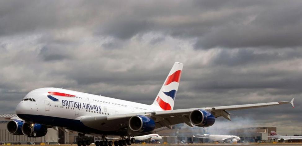 英国航空机队的一架新客机A380空中巴士降落在伦敦的希斯洛机场。在一份新的跨太平洋航班燃油效率评估报告中，这家航空公司敬陪末座。 Photograph by B