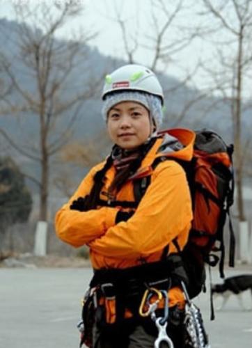41岁中国女子王静不顾禁令抵达珠峰