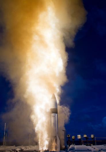 据美国海军网2013年9月19日报道 根据美国国防部发布的新闻，宙斯盾导弹防御系统在周三的测试中继续取得成功：一颗从“伊利湖”号巡洋舰上发射的导弹成功击中并摧毁