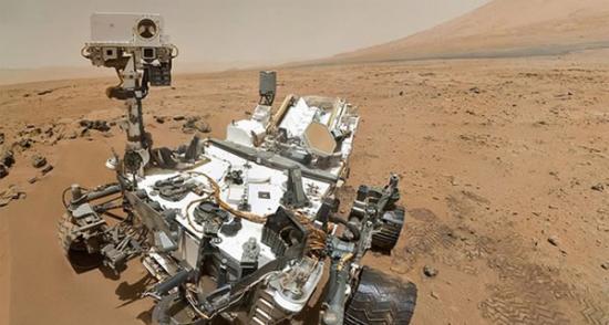 好奇号火星车的自拍特写，集成顶尖设备的好奇号如同一间可移动的行星化学实验室