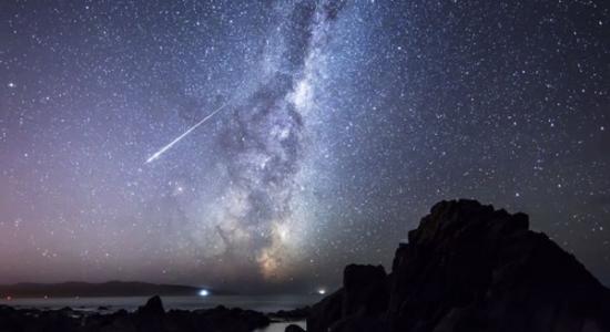 新西兰惠灵顿一颗流星划过夜空
