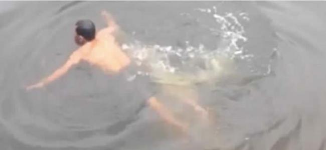 印尼东加里曼丹省巫师称有超能力阻止鳄鱼靠近 终被拖入水溺毙