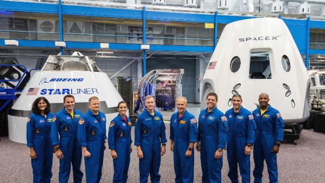 获挑选的宇航员与CST-100 Starliner（左后）及龙号（右后）太空船合照。