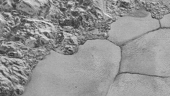 目前有很多新闻都点评了冥王星心形区域的各个方面，其年龄仅为1000万年，表面的氮冰可能还比较疏松