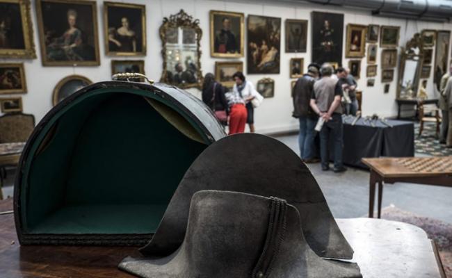 今次拍卖的双角帽，据悉是拿破仑在滑铁卢一役战败逃走时遗下。