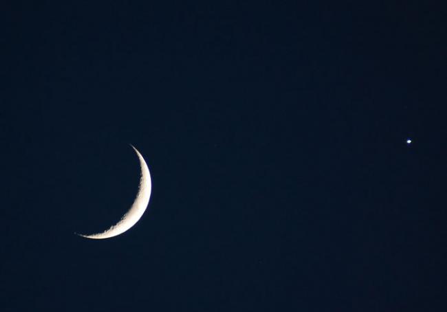 4月24日凌晨东方天空上演“金星合月”美丽天象
