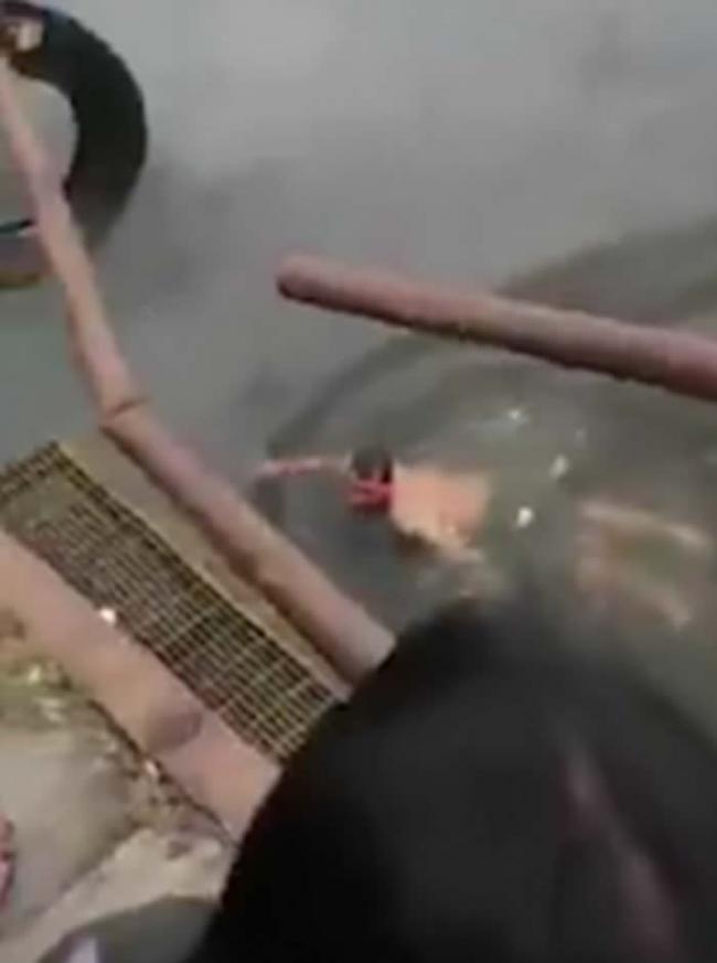 印尼东加里曼丹省巫师称有超能力阻止鳄鱼靠近 终被拖入水溺毙