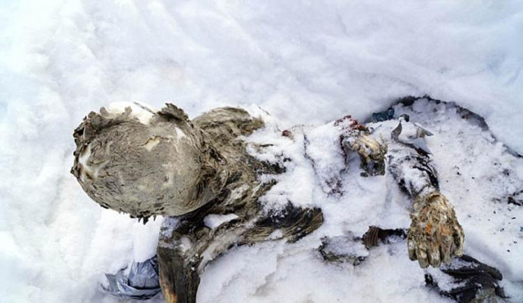 有登山者日前在墨西哥最高峰奥里萨巴火山上发现两具尸体。尸体已经变成干尸，目前尚不清楚死者的身份。