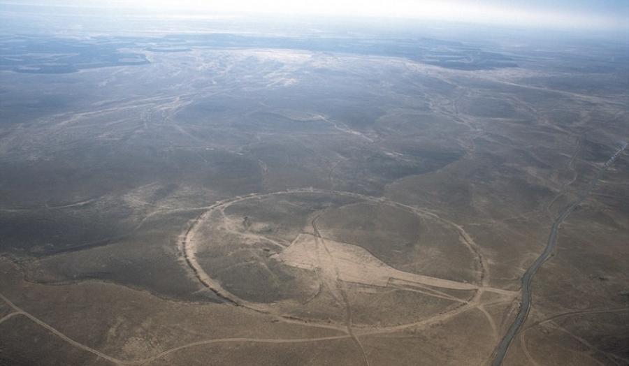 迄今为止，约旦共发现12个巨大石环，8个座落于约旦中西部地区，处在瓦蒂-厄尔-哈萨和沙拉峭壁边缘之间，另外4个座落于阿兹拉克绿洲北部。照片展示了J1巨环，被当地