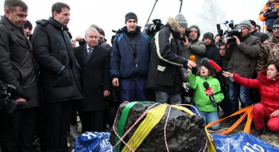 俄罗斯打捞出2月坠落的最大陨石碎片，重达570公斤