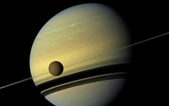 土星，以及前景图里巨大的卫星土卫六。