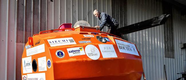 71岁法国老人Jean-Jacques Savin乘巨型圆桶启程横跨大西洋
