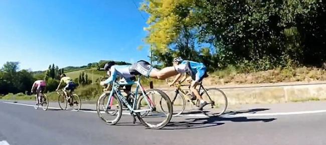 意大利男选手单车公路赛落后 改以“超人”飞行姿势骑车一举超车